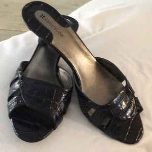 Shiny black sandals like new